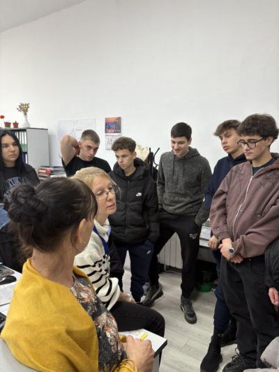 Ученици от ПГЛПТ посетиха Община Казанлък в проект между институциите за личностно и професионално израстване 