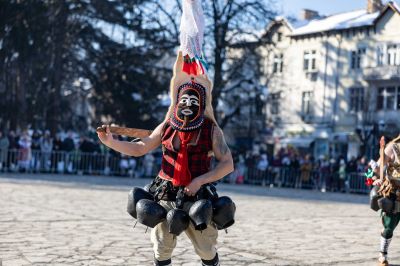 Атрактивни маски и костюми представиха турийските кукери на международния карнавал „Старчевата“ в Разлог
