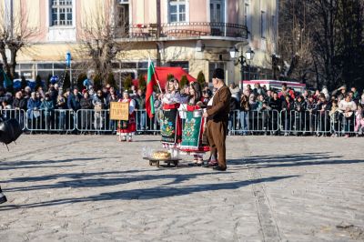Атрактивни маски и костюми представиха турийските кукери на международния карнавал „Старчевата“ в Разлог