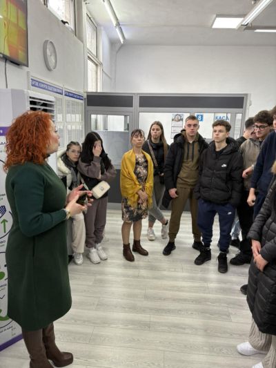 Ученици от ПГЛПТ посетиха Община Казанлък в проект между институциите за личностно и професионално израстване 