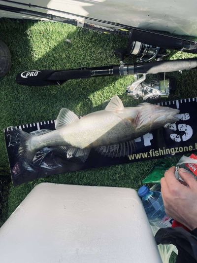 Рибари мериха сили в състезание по джиг риболов от лодка на язовир “Копринка“