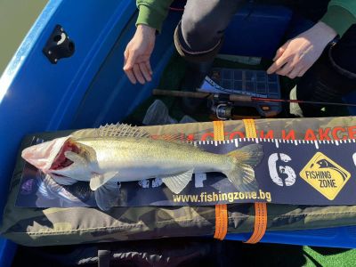 Рибари мериха сили в състезание по джиг риболов от лодка на язовир “Копринка“