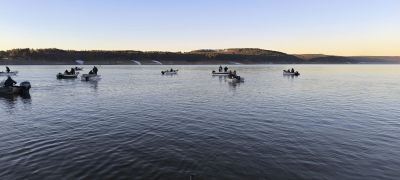 Рибари мериха сили в състезание по джиг риболов от лодка на язовир “Копринка“