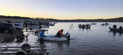 Рибари мериха сили в състезание по джиг риболов от лодка на язовир “Копринка“
