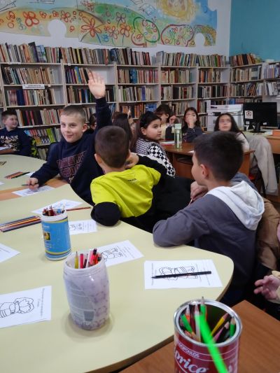 Ученици от Казанлък отбелязаха Деня на прегръдката с инициатива в местната библиотека 