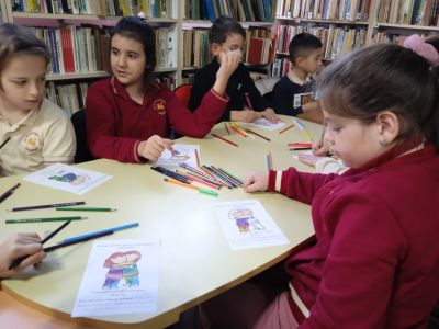 Ученици от Казанлък отбелязаха Деня на прегръдката с инициатива в местната библиотека 