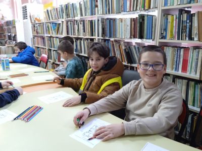 Ученици от Казанлък отбелязаха Деня на прегръдката с инициатива в местната библиотека 