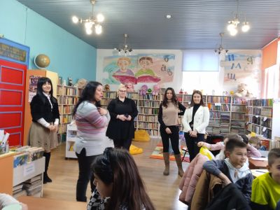 Ученици от Казанлък отбелязаха Деня на прегръдката с инициатива в местната библиотека 