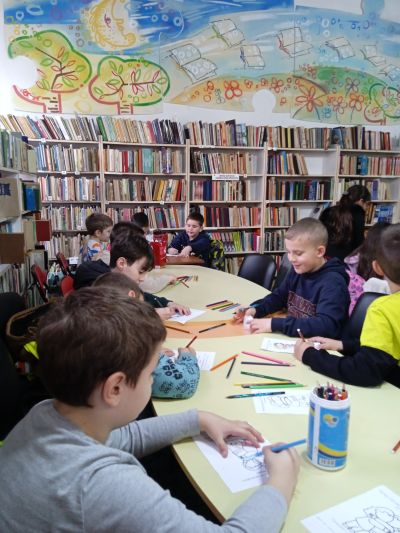 Ученици от Казанлък отбелязаха Деня на прегръдката с инициатива в местната библиотека 