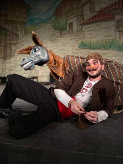 Пет хитови спектакъла ще се играят на павелбанска сцена през март