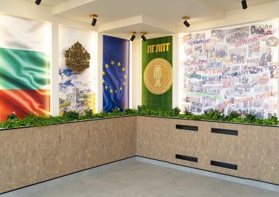 Професионална гимназия по лека промишленост и туризъм - Казанлък избра своето лого за 60-ата си годишнина