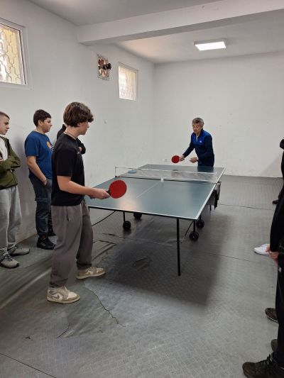 Възпитаници на ПХГ „Св. Св. Кирил и Методий“ учиха тънкости при играта „Тенис на маса“ с Тошко Узунов 