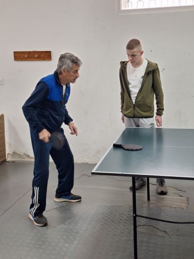 Възпитаници на ПХГ „Св. Св. Кирил и Методий“ учиха тънкости при играта „Тенис на маса“ с Тошко Узунов 