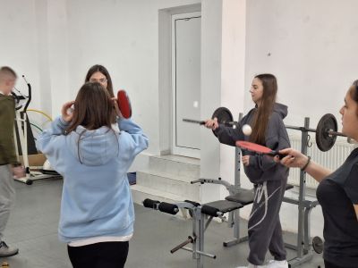 Възпитаници на ПХГ „Св. Св. Кирил и Методий“ учиха тънкости при играта „Тенис на маса“ с Тошко Узунов 