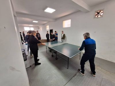 Възпитаници на ПХГ „Св. Св. Кирил и Методий“ учиха тънкости при играта „Тенис на маса“ с Тошко Узунов 
