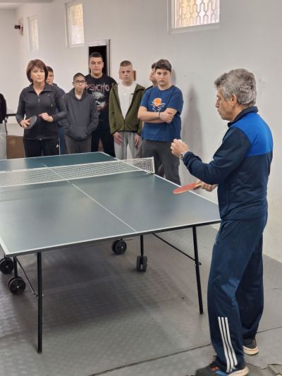 Възпитаници на ПХГ „Св. Св. Кирил и Методий“ учиха тънкости при играта „Тенис на маса“ с Тошко Узунов 