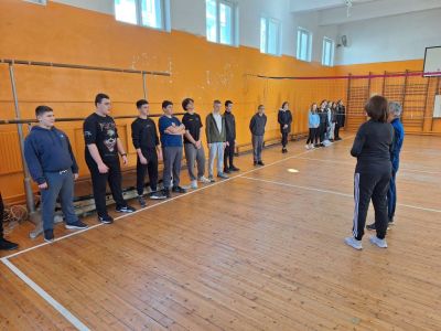 Възпитаници на ПХГ „Св. Св. Кирил и Методий“ учиха тънкости при играта „Тенис на маса“ с Тошко Узунов 