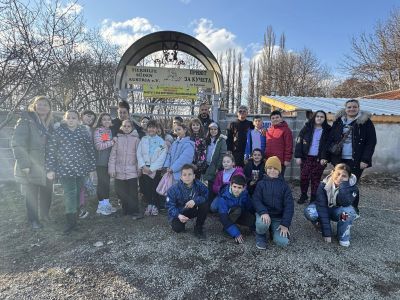 Децата от ОУ “Св. Паисий Хилендарски“ посетиха приюта за животни в Казанлък и посрещнаха гости от „Зелени Балкани“