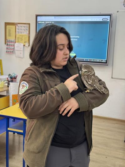 Децата от ОУ “Св. Паисий Хилендарски“ посетиха приюта за животни в Казанлък и посрещнаха гости от „Зелени Балкани“