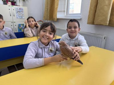 Децата от ОУ “Св. Паисий Хилендарски“ посетиха приюта за животни в Казанлък и посрещнаха гости от „Зелени Балкани“