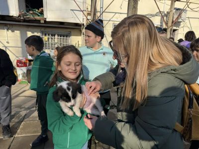 Децата от ОУ “Св. Паисий Хилендарски“ посетиха приюта за животни в Казанлък и посрещнаха гости от „Зелени Балкани“