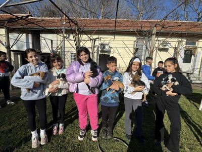 Децата от ОУ “Св. Паисий Хилендарски“ посетиха приюта за животни в Казанлък и посрещнаха гости от „Зелени Балкани“