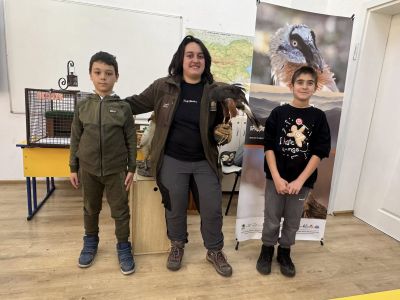 Децата от ОУ “Св. Паисий Хилендарски“ посетиха приюта за животни в Казанлък и посрещнаха гости от „Зелени Балкани“