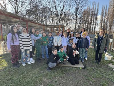 Децата от ОУ “Св. Паисий Хилендарски“ посетиха приюта за животни в Казанлък и посрещнаха гости от „Зелени Балкани“