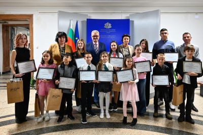 Фотография на Мирослава Костадинова от ПГЛПТ бе отличена в Националния конкурс „В моето училище е най-хубаво“ 