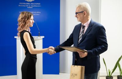 Фотография на Мирослава Костадинова от ПГЛПТ бе отличена в Националния конкурс „В моето училище е най-хубаво“ 