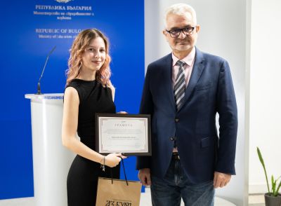 Фотография на Мирослава Костадинова от ПГЛПТ бе отличена в Националния конкурс „В моето училище е най-хубаво“ 