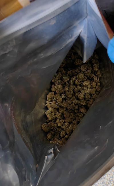 Задържаха 46-годишен крънчанин за притежание на близо килограм марихуана 