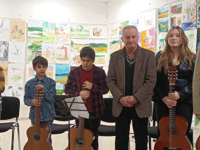 Ученици от класовете по класическа китара на  Стефан Христов и Манчо Караилиев зарадваха публиката в Казанлък с богата музикална програма
