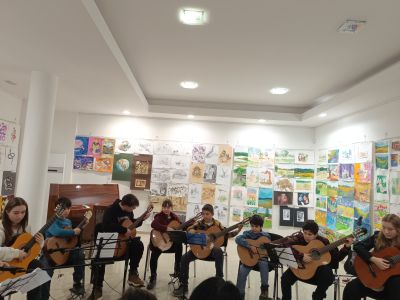 Ученици от класовете по класическа китара на  Стефан Христов и Манчо Караилиев зарадваха публиката в Казанлък с богата музикална програма