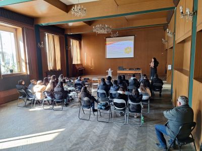 Лекция на тема „Пътуване към себе си и другите с любов“ се състоя в ПХГ “Св. Св Кирил и Методий“ / Новини от Казанлък