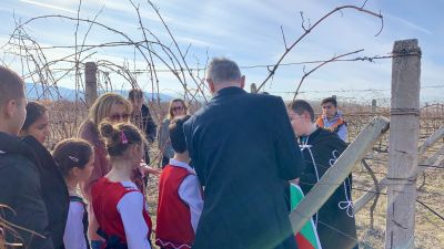 Деца от няколко населени места откриха магията на Трифон Зарезан – урок за традициите и българското наследство