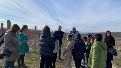 Деца от няколко населени места откриха магията на Трифон Зарезан – урок за традициите и българското наследство