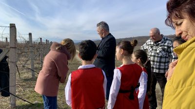 Деца от няколко населени места откриха магията на Трифон Зарезан – урок за традициите и българското наследство