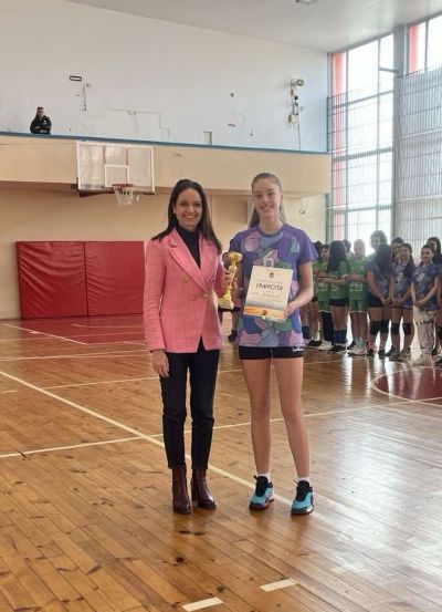 Момичетата и момчетата от ОУ “Чудомир“ с призови места от волейболния турнир на Общината