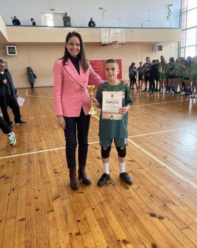 Момичетата и момчетата от ОУ “Чудомир“ с призови места от волейболния турнир на Общината