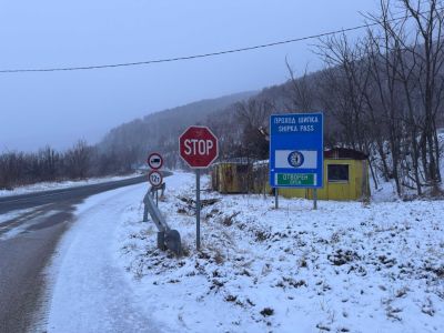 След проверка на Областния управител: Пътищата са почистени и опесъчени, водачите да карат със съобразена скорост