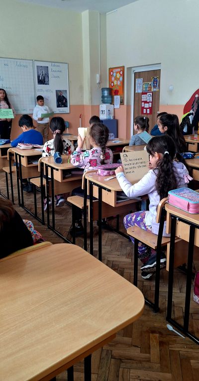 Учениците от ОУ „Чудомир“ – Казанлък отбелязаха 152 години от безсмъртието на българския герой Васил Левски