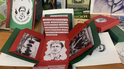 Представители на Младежки общински съвет - Казанлък се преклониха пред делото на Апостола на свободата Васил Левски