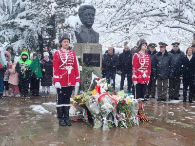 Учениците от ОУ „Чудомир“ – Казанлък отбелязаха 152 години от безсмъртието на българския герой Васил Левски