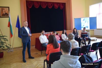 Единадесетокласници от Механото почерпиха опит от бивши възпитаници на гимназията, носители на наградата “Ученик на годината“