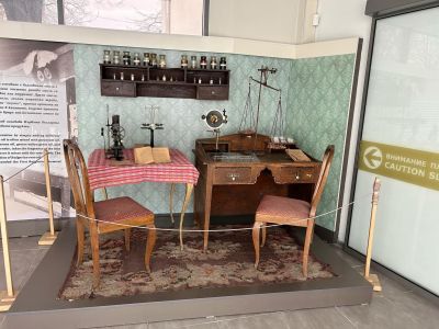 Ученици от ПХГ „Св. Св. Кирил и Методий присъстваха на открит урок в Музея на розата в Казанлък 