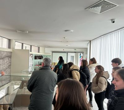 Ученици от ПХГ „Св. Св. Кирил и Методий присъстваха на открит урок в Музея на розата в Казанлък 