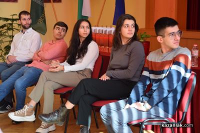 Единадесетокласници от Механото почерпиха опит от бивши възпитаници на гимназията, носители на наградата “Ученик на годината“