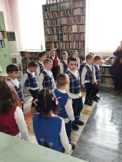 Родолюбиви деца от ДГ “Теменуга“ с емоционална програма от песни и стихове по случай 3-ти март