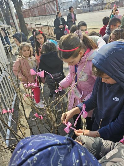 Учениците от ОУ „Мати Болгария“ се обединиха под мотото „НЕ на агресията, но НЕ за ден!“